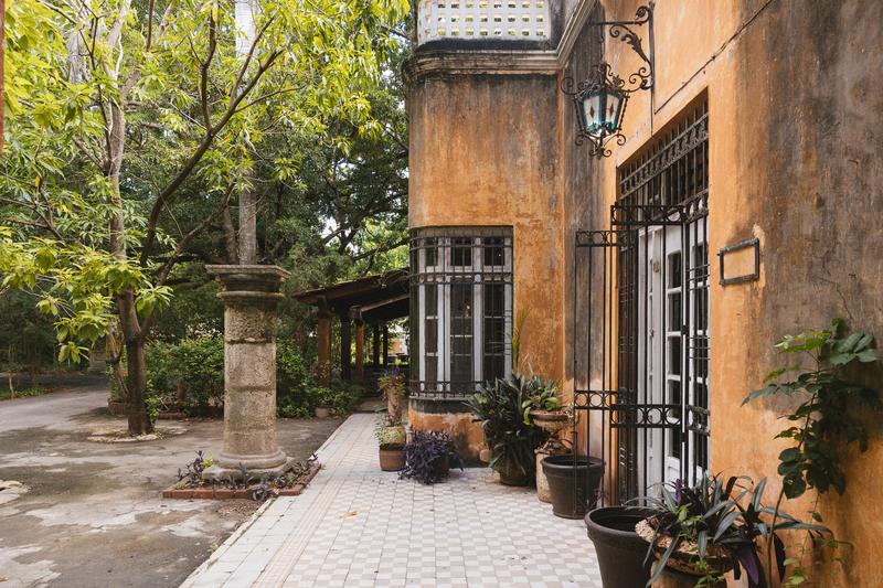 Terraza con columnas y macetas frente al jardín
